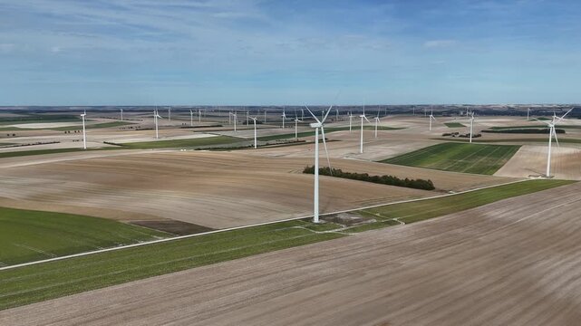 Vue a&eacute;rienne panoramique du parc &eacute;olien pr&egrave;s de Vitry-le-Fran&ccedil;ois. La Marne est le deuxi&egrave;me d&eacute;partement de France o&ugrave; l'on trouve le plus d'&eacute;oliennes, .avec 479 machines