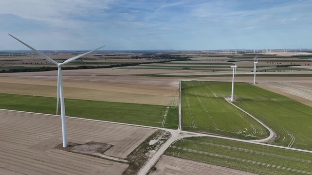 Vue a&eacute;rienne panoramique du parc &eacute;olien pr&egrave;s de Vitry-le-Fran&ccedil;ois. La Marne est le deuxi&egrave;me d&eacute;partement de France o&ugrave; l'on trouve le plus d'&eacute;oliennes, .avec 479 machines