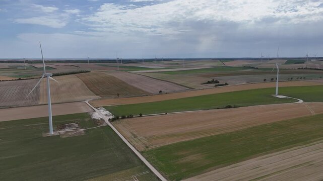 Vue a&eacute;rienne panoramique du parc &eacute;olien pr&egrave;s de Vitry-le-Fran&ccedil;ois. La Marne est le deuxi&egrave;me d&eacute;partement de France o&ugrave; l'on trouve le plus d'&eacute;oliennes, .avec 479 machines