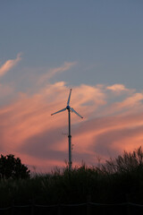 Obraz premium wind turbine at pink sunset