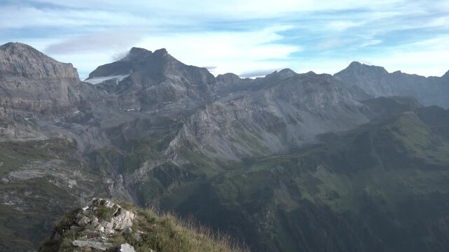 Aussicht Bergwelt auf dem Klausenpass in der Schweiz bei ged&auml;mpften Abendlicht