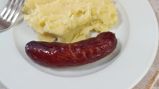 Saucisse fum&eacute;e et pur&eacute;e maison dans une assiette