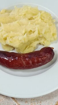 Saucisse fum&eacute;e et pur&eacute;e maison dans une assiette