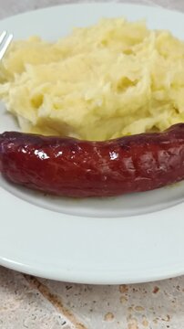 Saucisse fum&eacute;e et pur&eacute;e maison dans une assiette