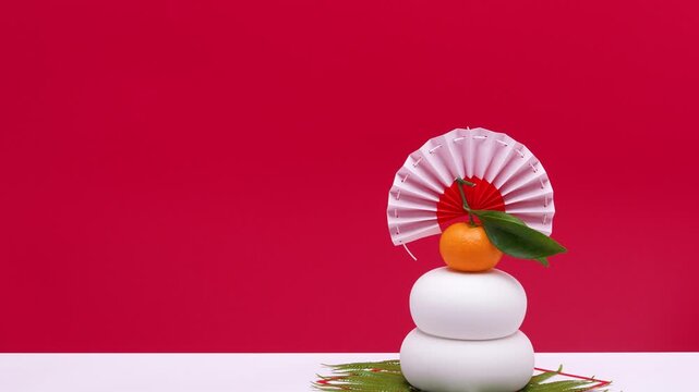 鏡餅を右側に配置し、赤白背景でティルトダウン撮影した動画　三宝なし	
