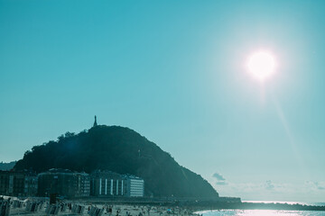 Obraz premium Sunset on Zurriola beach with Urgull in the background