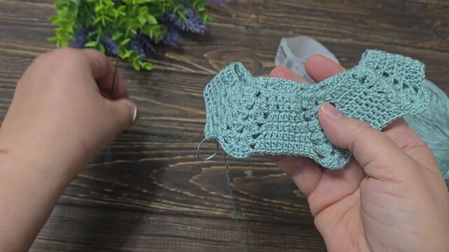 Crochet pattern using colored yarn. Garment and bag details, handmade. Tutorial.