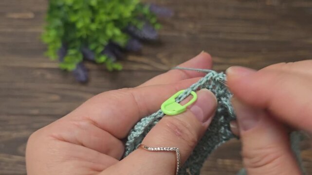 Crochet pattern using colored yarn. Garment and bag details, handmade. Tutorial.