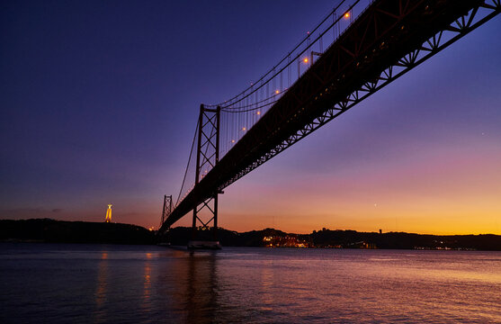 Portugal, Lisbon, Ponte 25 de Abril, Tagus river in the evening