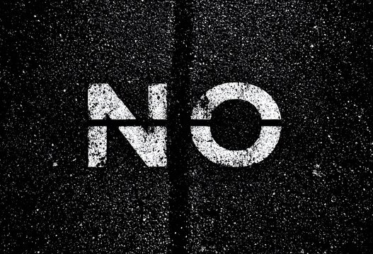 Mot "NO" Peint au Pochoir Blanc sur Asphalte Noir &agrave; Haut Contraste pour &Eacute;v&eacute;nements, Articles Conceptuels et Banni&egrave;res