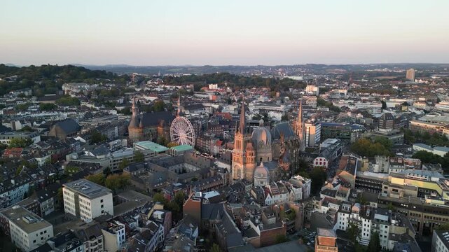 Flug mit einer Drohne &uuml;ber die Altstadt von Aachen mit Aachener Dom, Rathaus und Riesenrad bei D&auml;mmerung