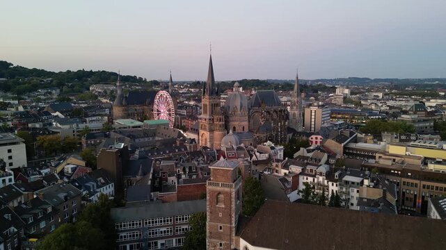 Flug auf die Altstadt von Aachen mit Aachener Dom, Rathaus und Riesenrad bei Nacht	
