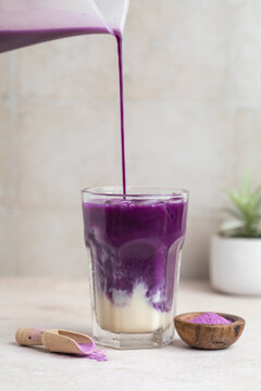 ube latte boisson fraiche violette glac&eacute;e et et matcha latte th&eacute; lait	