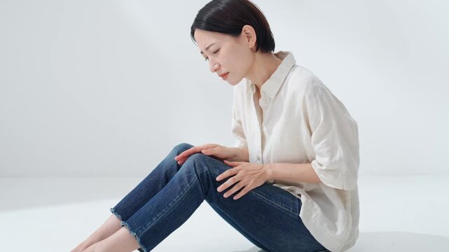 足をさする女性。痛み、筋肉痛、疲れ、疲労、ふくらはぎ、関節痛、マッサージ、フットケア、リラックス、