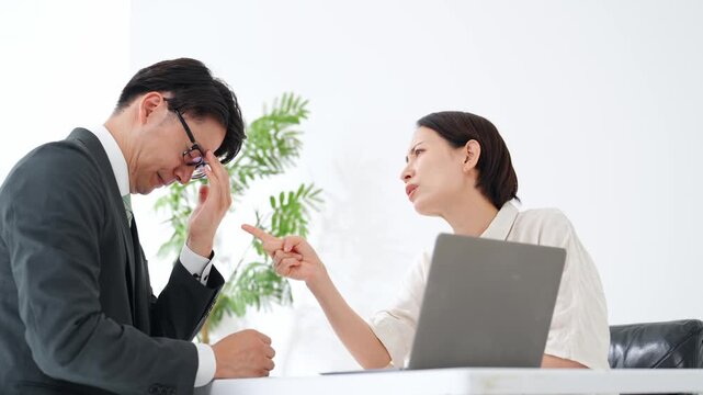 面談する男女。接客、相談、悩み、疑問、困る、不安、心配、ビジネス、PC、説明、顧客、謝罪、女性