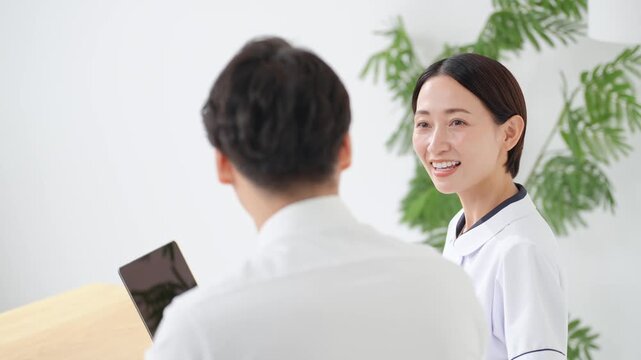 問診する白衣の女性。看護師、医師、産業医、相談、面談、診察、診療、健診、受付、クリニック、薬剤師