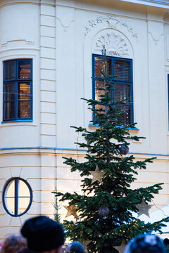 Christbaum auf dem Weihnachtsmarkt vor der Fassade eines Schlosses