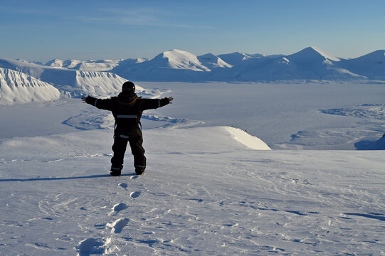 Panorama delle isole Svalbard e persona con le braccia aperte