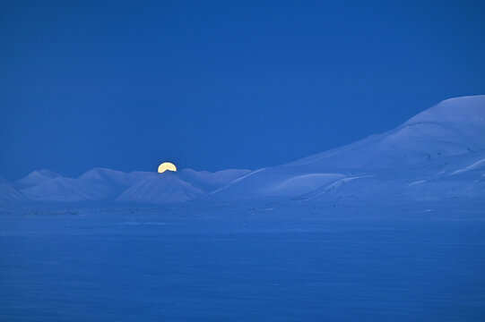 Panorama delle isole Svalbard al chiaro di luna