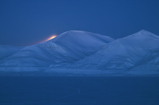 Panorama delle isole Svalbard al chiaro di luna