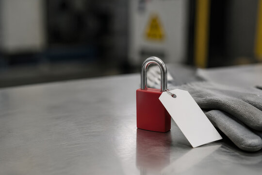 Cadenas rouge de consignation avec &eacute;tiquette vierge