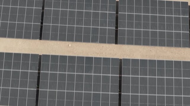 Vista a&eacute;rea detalle de placas solares o paneles en un central fotovoltaica o solar