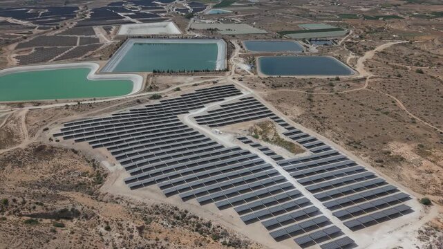 Vista a&eacute;rea de una planta solar al pie de una monta&ntilde;a en terreno semides&eacute;rtico , como estas instalaciones cambian el entorno y ocupan terrenos tradicionalmente de cultivo