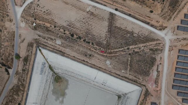 Vista a&eacute;rea de una planta solar al pie de balsas de riego de vid en terreno semides&eacute;rtico , como estas instalaciones cambian el entorno y ocupan terrenos tradicionalmente de cultivo