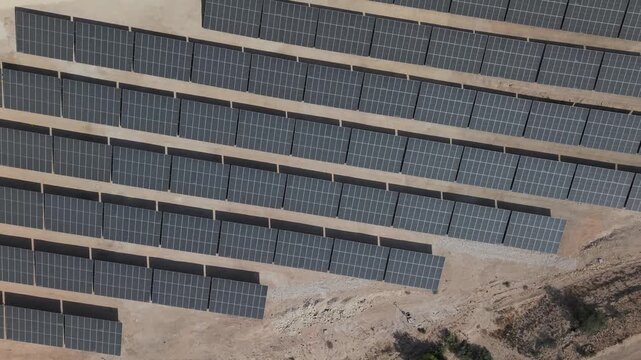 Vista a&eacute;rea detalle de los paneles  de una mega planta solar fotovoltaica , concepto del cambio de uso de las tierras de cultivo por la instalaci&oacute;n de placas solares.	