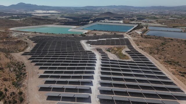 Vista a&eacute;rea de una mega planta solar fotovoltaica , concepto del cambio de uso de las tierras de cultivo por la instalaci&oacute;n de placas solares.	