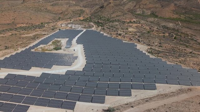 Vista a&eacute;rea de una mega planta solar fotovoltaica , concepto del cambio de uso de las tierras de cultivo por la instalaci&oacute;n de placas solares.	