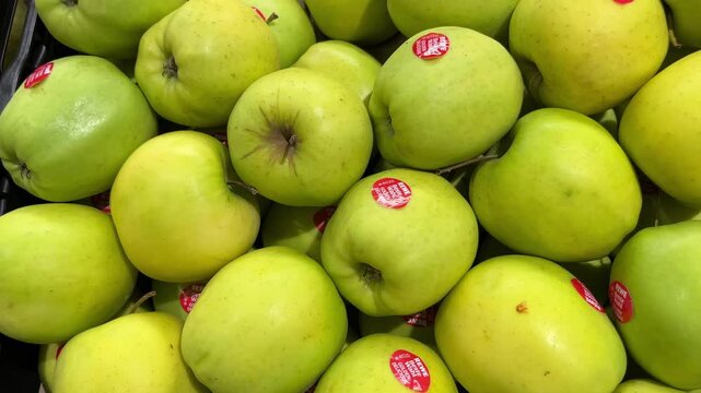 selective focus fresh green apples with natural texture