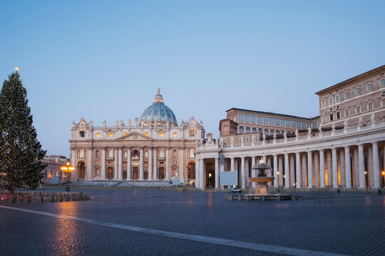 Italy, Vatican, Rome, Piazza San Pietro, St. Peter's Basilica and christmas tree in the morning