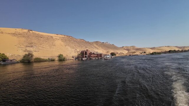 Un bonito paisaje que representa la vida en el Nilo pasando por Egipto