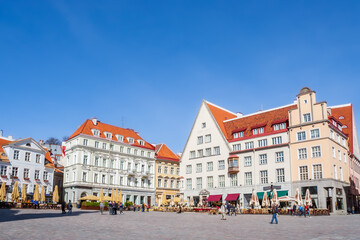 Obraz premium Colorful medieval houses border the historic town hall square in Tallinn, Estonia