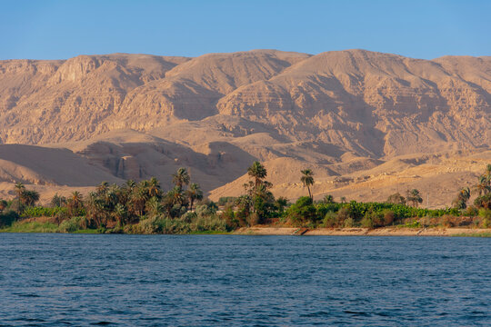 Un bonito paisaje que representa la vida en el Nilo pasando por Egipto
