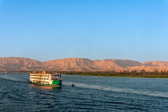 vista de un bonito crucero por el r&iacute;o Nilo en Egipto