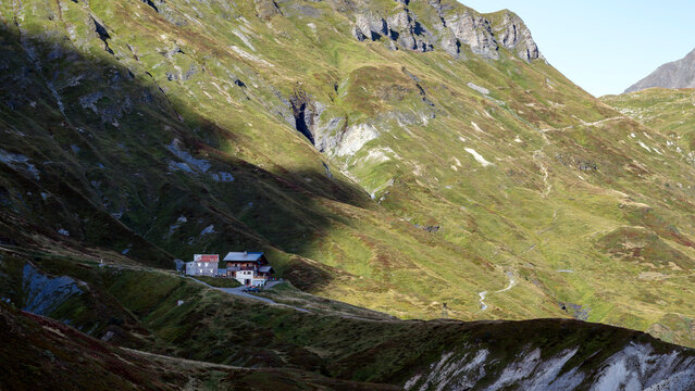 Paysage de montagne dans les Alpes de la r&eacute;serve naturelle de Passy avec le refuge de Mo&euml;de Anterne