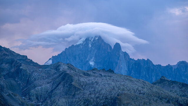 Paysage de montagne dans les Alpes de la r&eacute;serve naturelle de Passy avec vue sur l'Aiguille verte