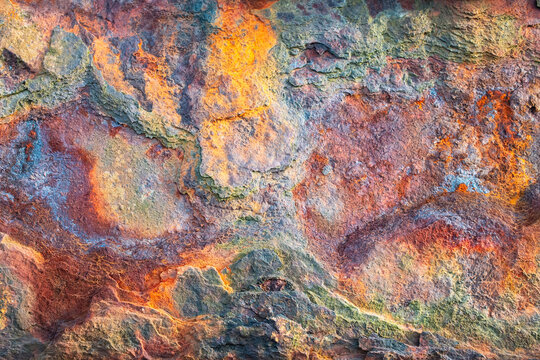 Vieux m&eacute;tal rouill&eacute; sur une coque &eacute;chou&eacute;e, aux couleurs harmonieuses - France