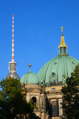Berliner Dom oder Oberpfarr- und Domkirche zu Berlin mit Berliner Fernsehturm © Elke Hötzel