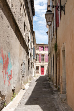 H&uuml;bsche farbenfrohe Fassaden in der historischen Altstadt von Arles in der Provence Frankreich