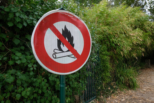 Panneau de signalisation interdisant de faire du feu sur un chemin de randonn&eacute;e en Bretagne