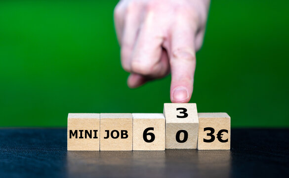 W&uuml;rfel mit &bdquo;Minijob 603 auf 633 EUR&ldquo; und M&uuml;nzen als Symbol f&uuml;r die steigende Verdienstgrenze und &Auml;nderungen am deutschen Arbeitsmarkt.