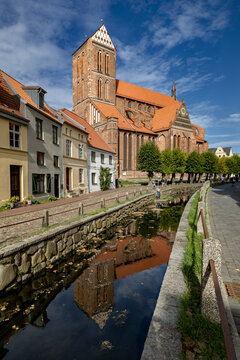 Georgenkirche mit M&uuml;hlenbach, Hansestadt Wismar, Mecklenburg-Vorpommern, Deutschland, 07.09.2026 