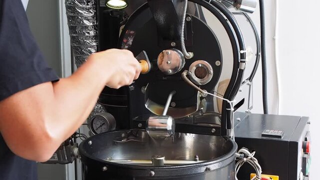 Checking the on going coffee roasting process by viewing samples using inspection sampler rod