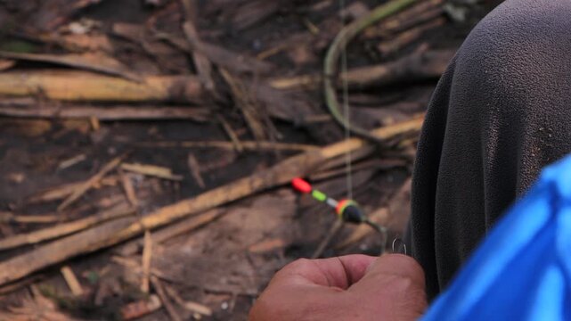 Process of preparing live bait and threading worm onto fishing hook