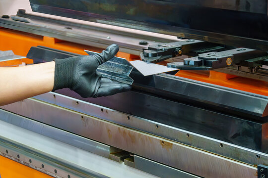 Operation of a hydraulic bending machine by a skilled technician working with sheet metal