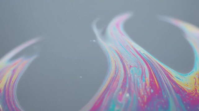 魅惑的なメタバース空間を演出する虹色のホログラフィック流体のマーブルテクスチャ背景