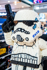 Obraz premium Bangkok, Thailand - June 22, 2025: Close up of Life-sized LEGO Stormtrooper figure from Star Wars inside toy store display.